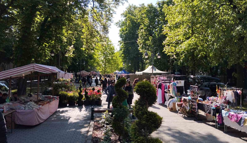 Весенний базар в Апатине